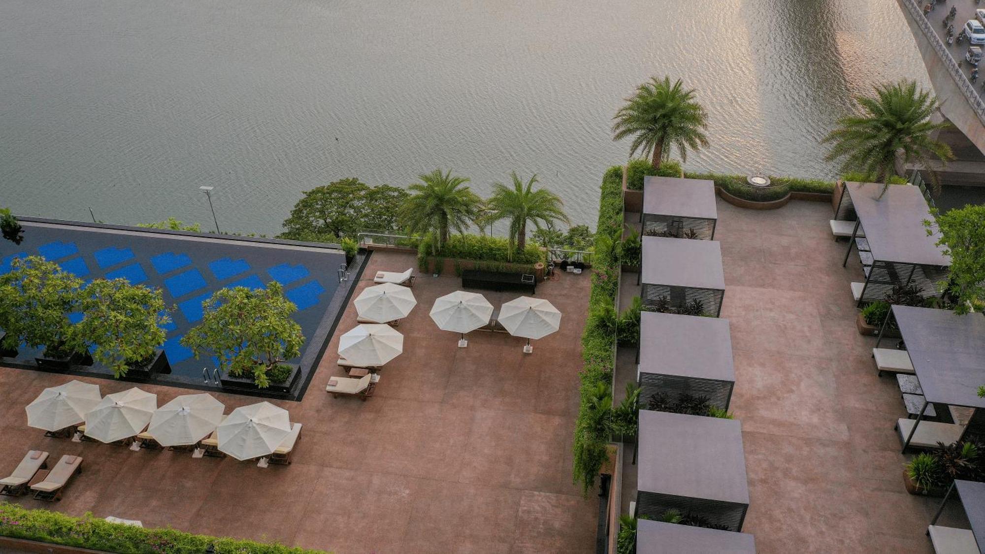 Sun & Moon, Riverside Hotel Phnom Penh Exterior foto